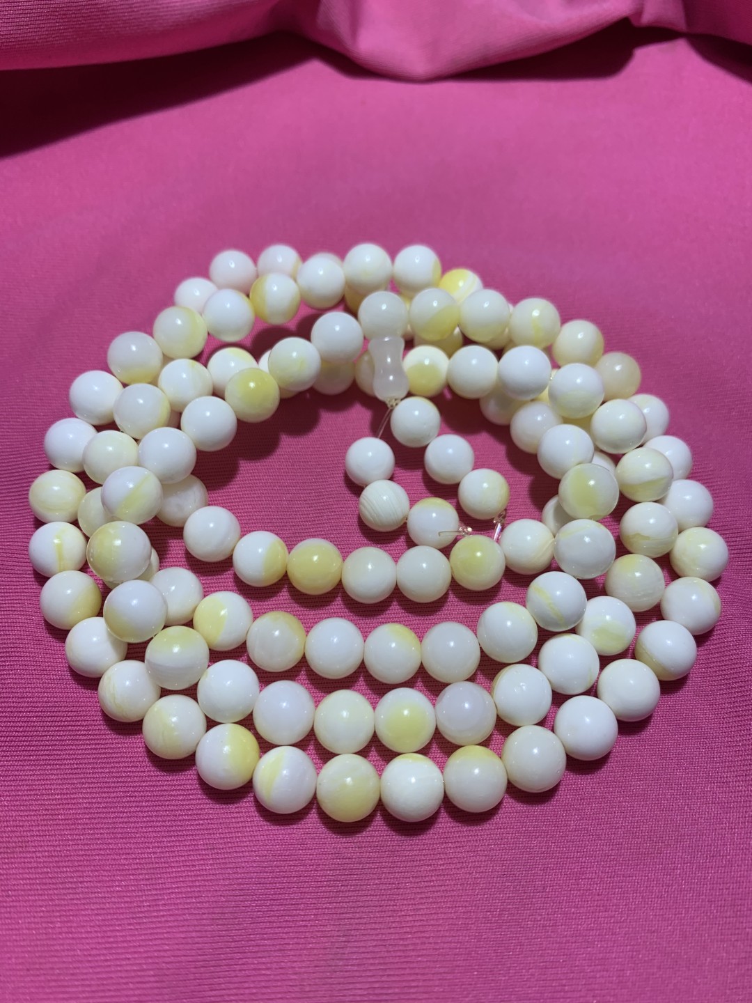 深海奶白飘黄贝化玉108手串一条，