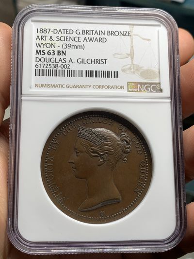 《竞宝斋》第39，40场-2场连拍（全场顺丰包邮） - 唯一冠军分 NGC MS63 英国 1887年维多利亚女王铜章 英国皇家造币厂首席雕刻师 威廉·怀恩名作 高点俱在底板佳 巧克力包浆