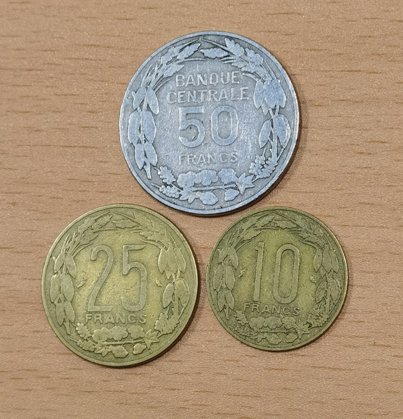 北京马甸外币专卖微拍第七十一期，非贵金属外国纪念币，流通币专场，陆续上新欢迎光临 早期喀麦隆一对