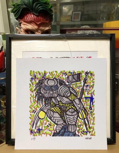 零元拍：歪歪亲笔签名 OWSON系列限量插画复制画《铁血战士》，尺寸约22/22厘米，拍品不含镜框 - 零元拍：歪歪亲笔签名 OWSON系列限量插画复制画《铁血战士》，尺寸约22/22厘米，拍品不含镜框