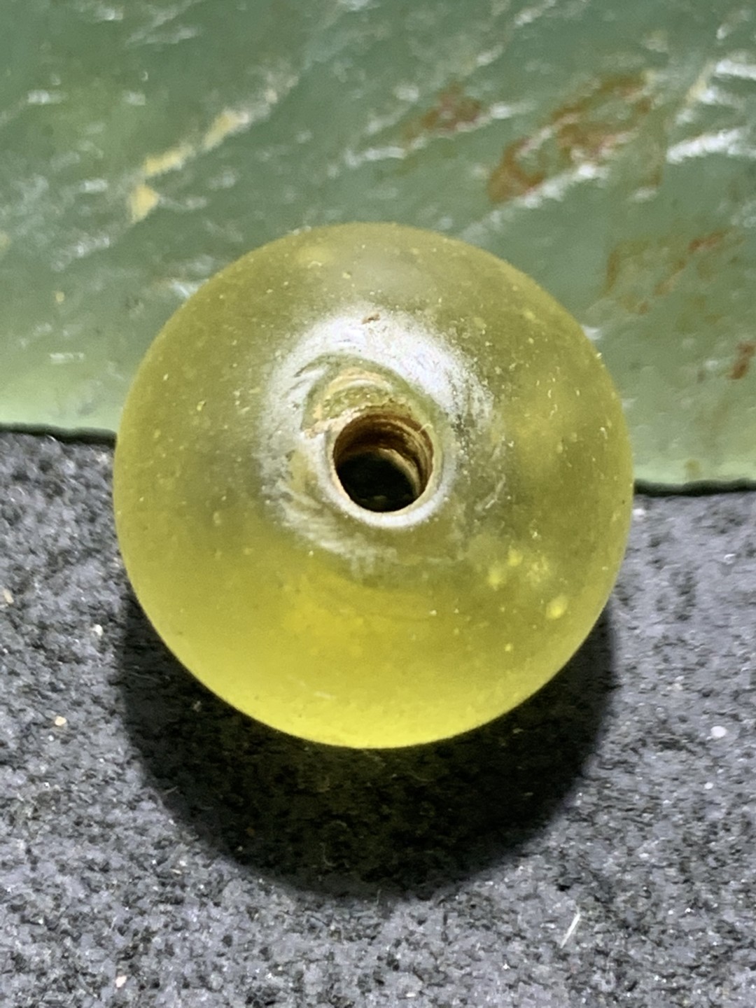 建国前后库存亚光仿黄水晶琉璃苹果珠一颗，