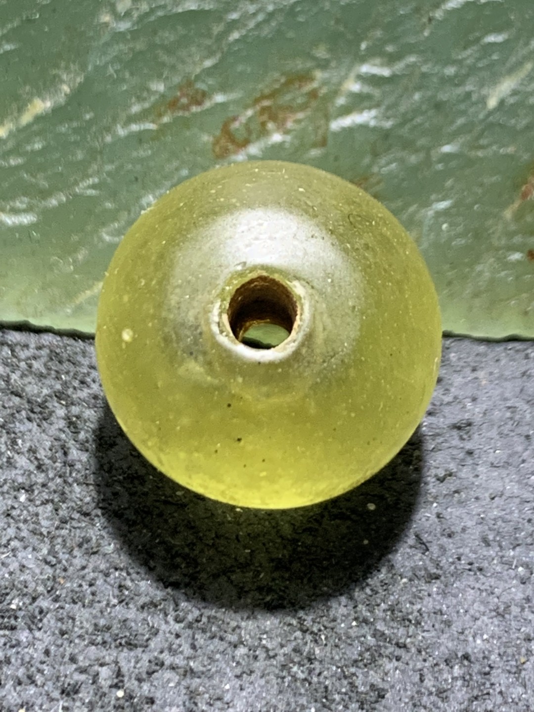 建国前后库存亚光仿黄水晶琉璃苹果珠一颗，