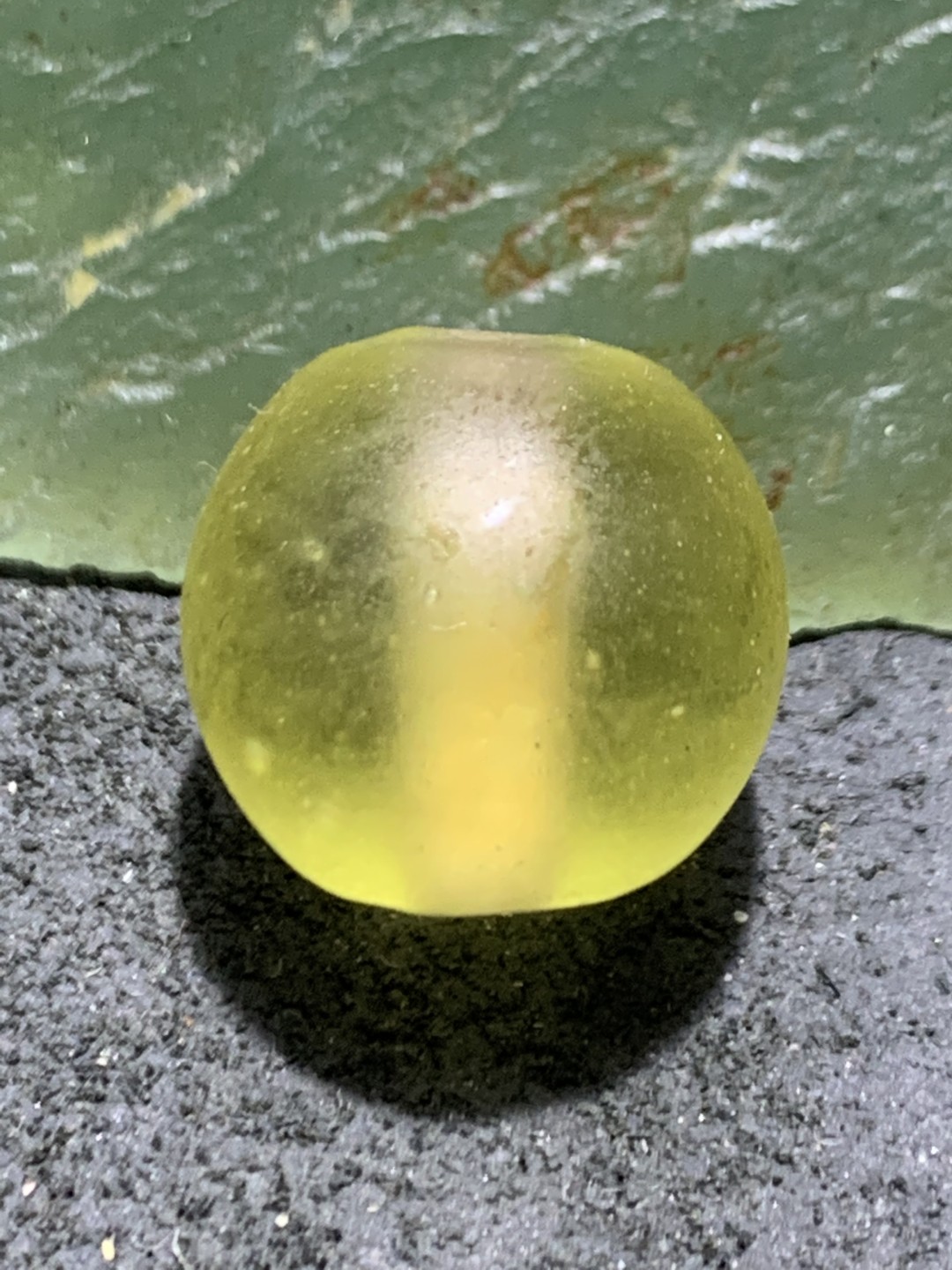 建国前后库存亚光仿黄水晶琉璃苹果珠一颗，