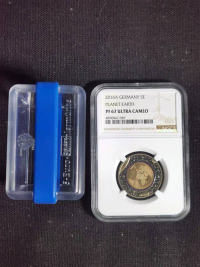 刘世昌艺术品销售中心～虎踞龙蟠*金杨在线联拍群第308期  - 德国2016年5欧元～“蓝色地球高分子聚合物镶嵌”精制纪念镍币（NGC PF67UC 串号：4890847-049）1枚，原盒。此币荣获当年世界硬币大奖赛～“年度最佳硬币”大奖和“最佳创意币”奖。
