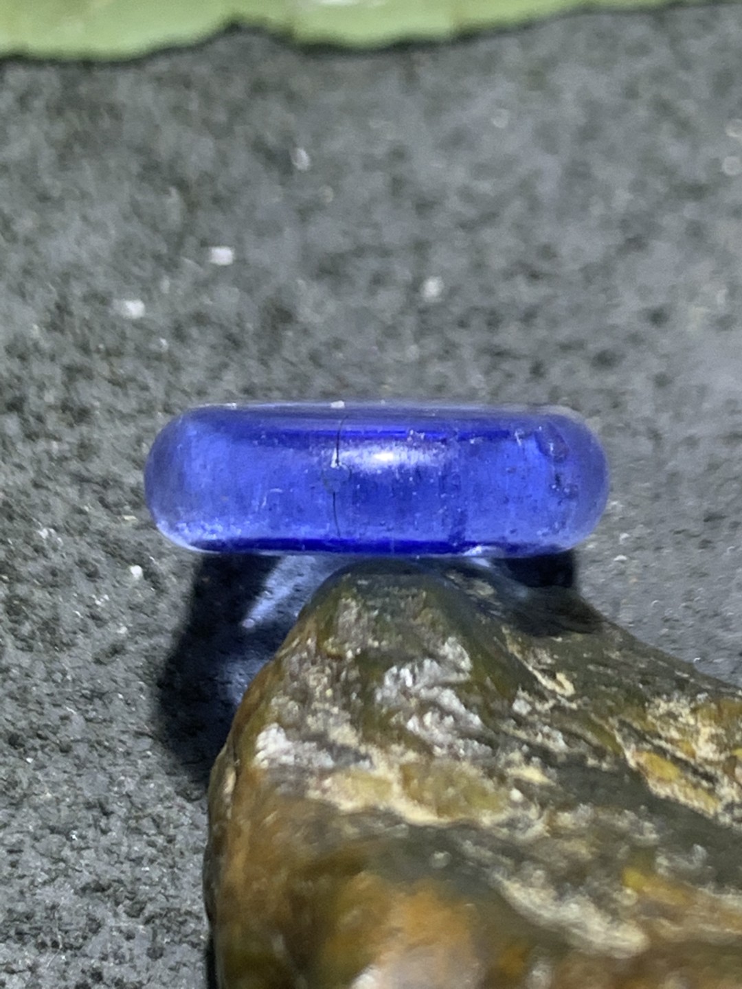 建国前后库存冰透宝石蓝色斧形琉璃背云一个！