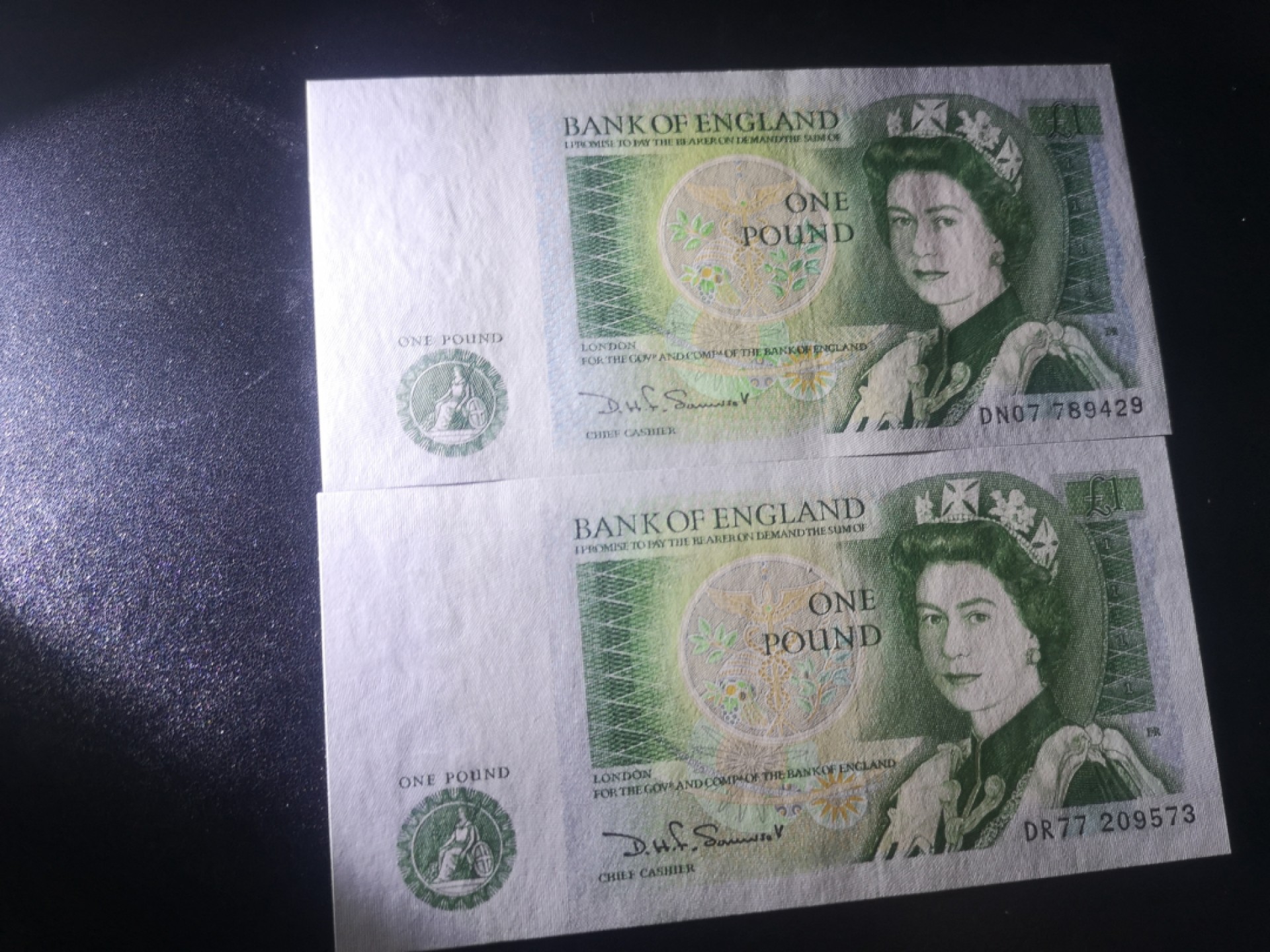 《外钞收藏家》第一百七十二期拍卖 英国D序列1镑 两张 全新UNC