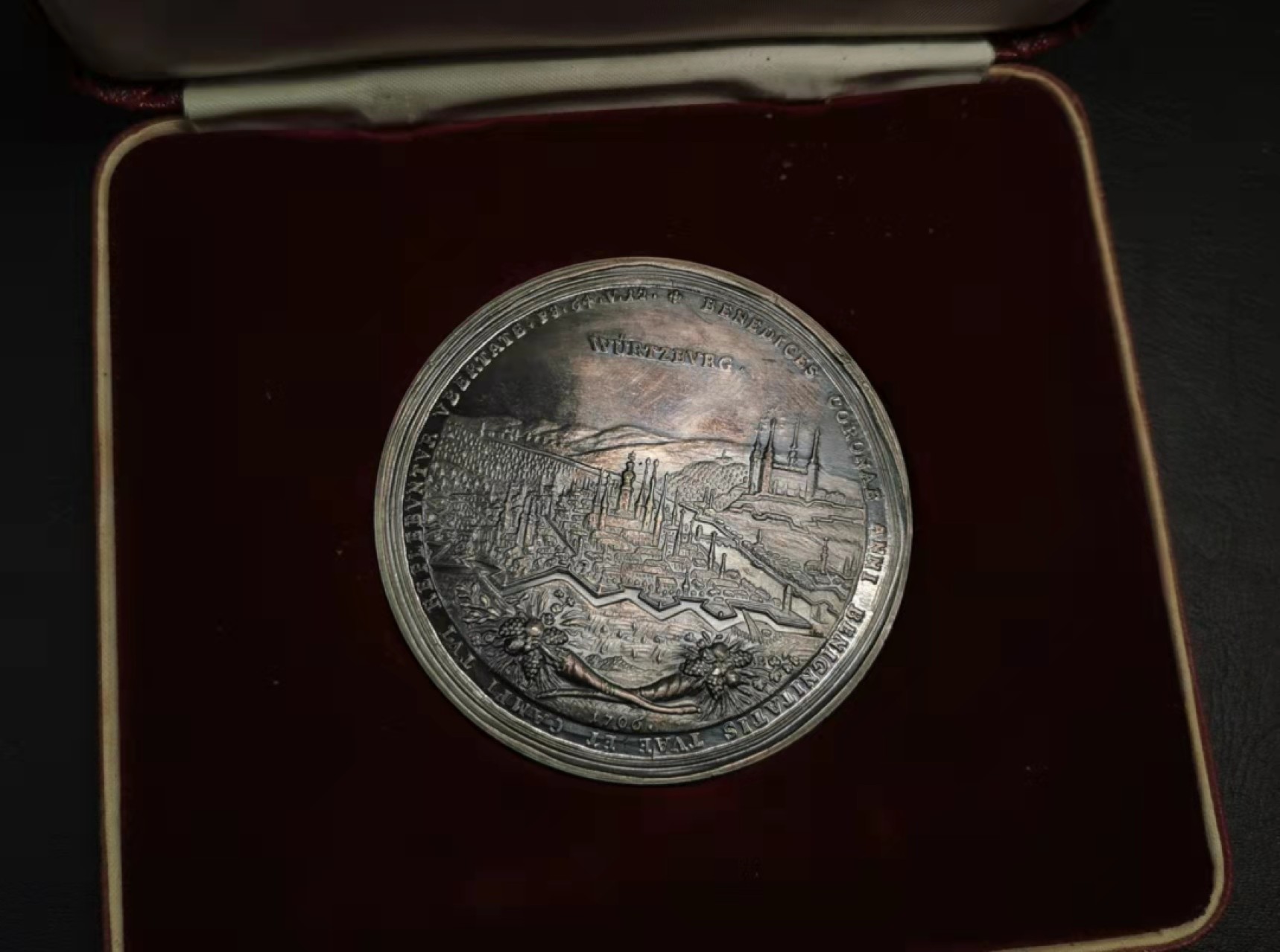 凡希社世界钱币微拍第一百九十三期 德国沃尔茨堡纪念银章原盒证书 75mm