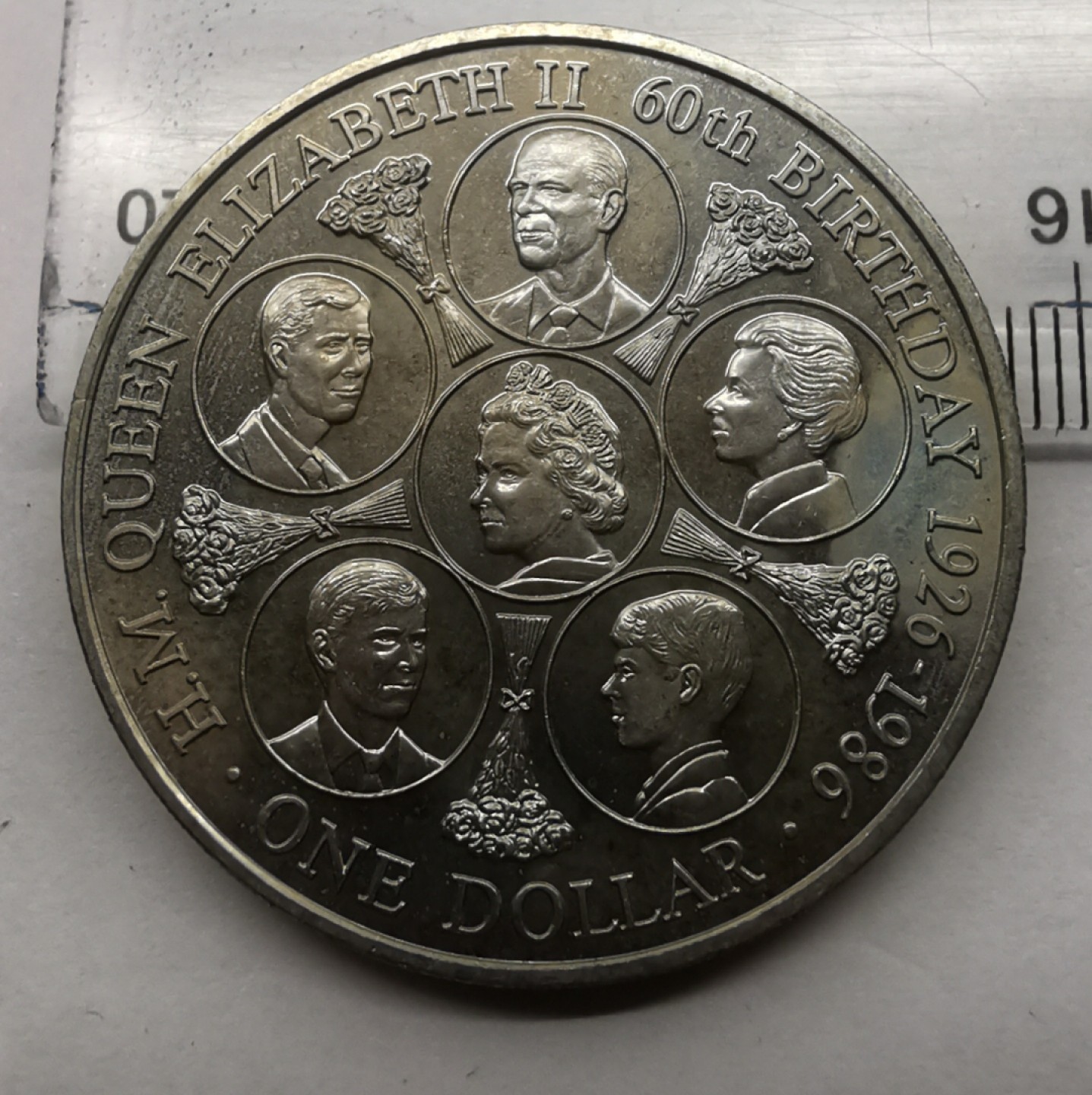 乐游外币-来自国外老藏家的散币 1986库克群岛1元克朗币女王60岁生日一家人