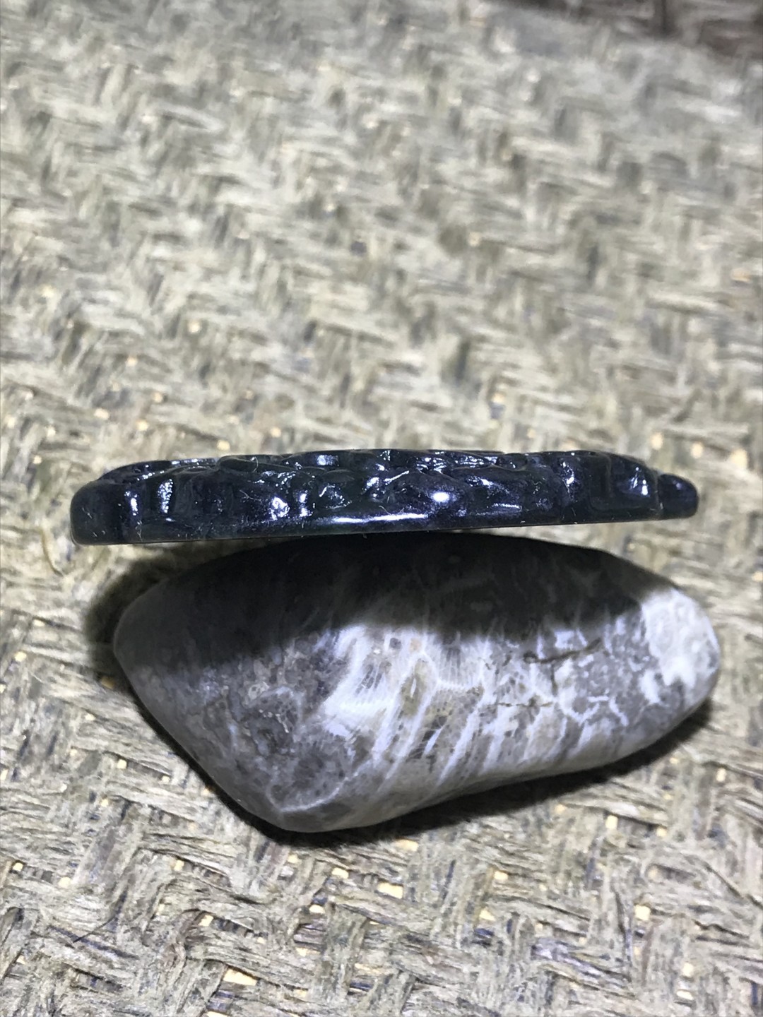 精美墨玉雕刻龙牌一个，