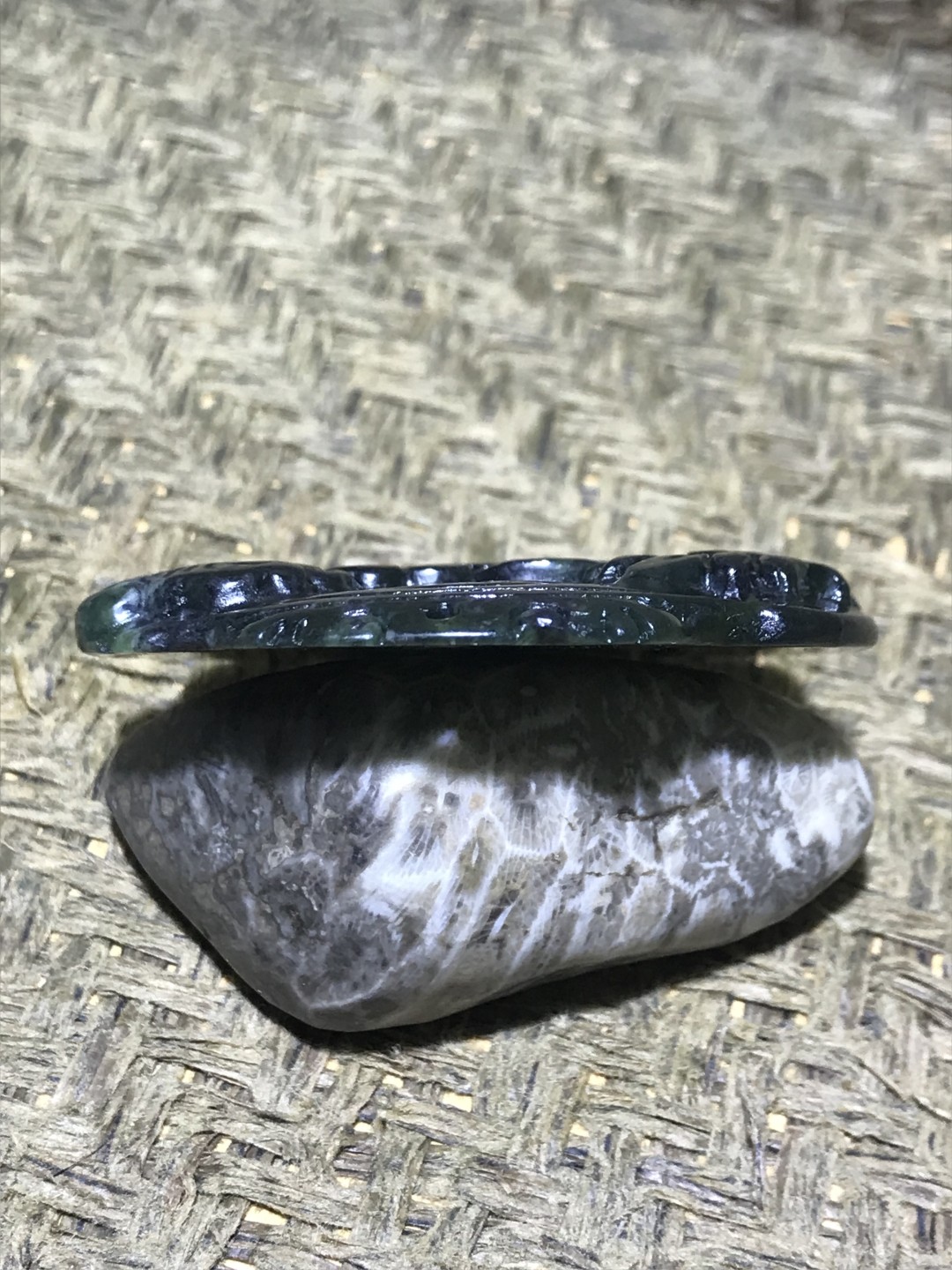 精美墨玉雕刻龙牌一个，