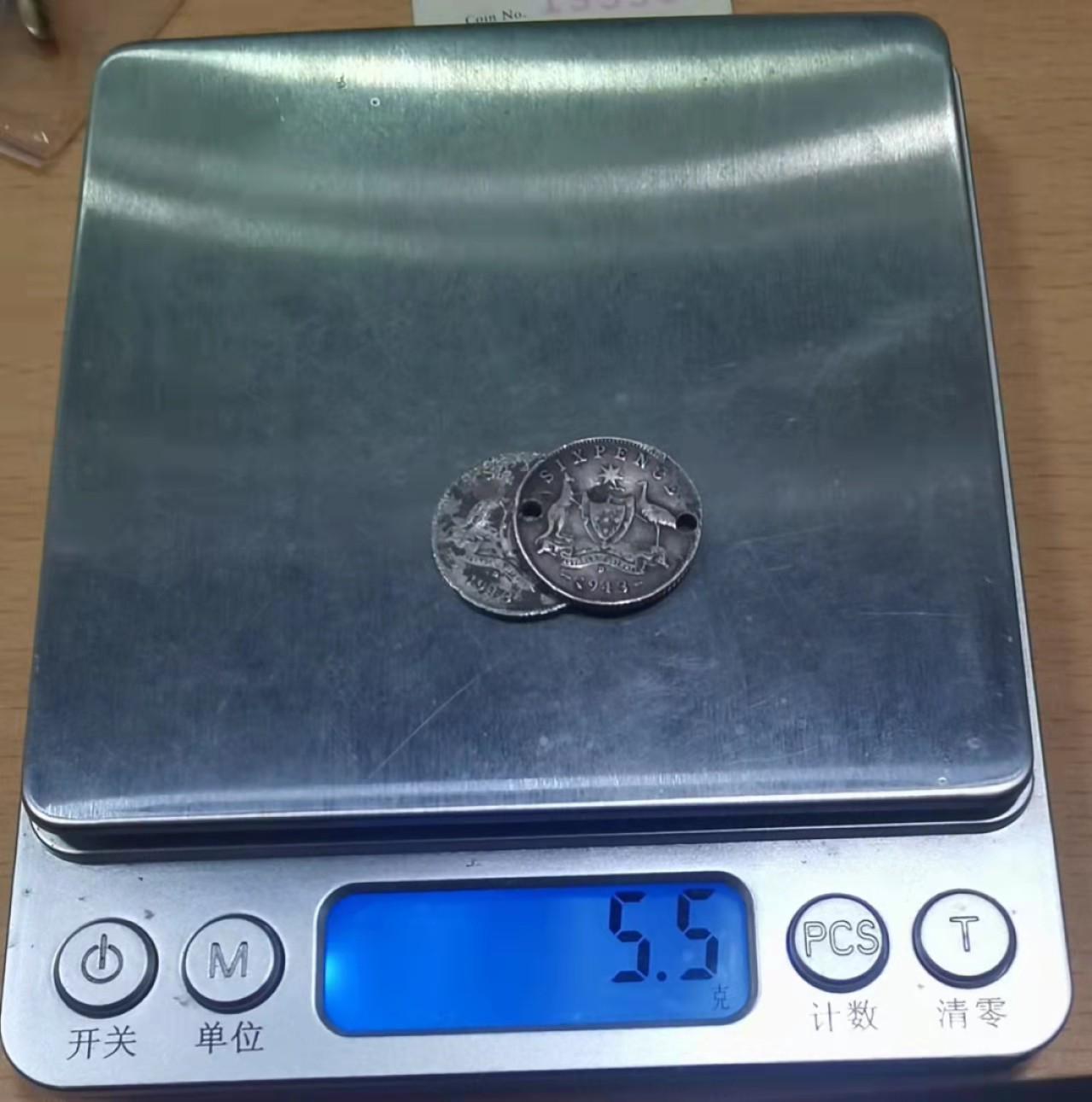 北京马甸外币专卖微拍第七十二期，外国金银币专场，陆续上新欢迎关注 1943年澳大利亚残品小银币2枚，重量：5.5克，成色925，