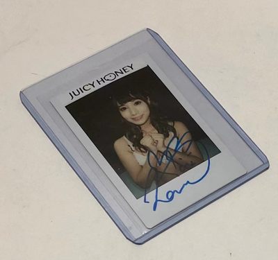零元拍：邻家妹妹系老师初川南亲笔签名拍立得，日本JH公司官方出品，拍立得每张都是1/1，值得拥有。此货已很难引进，错过难寻，画面切的完整，十分难得