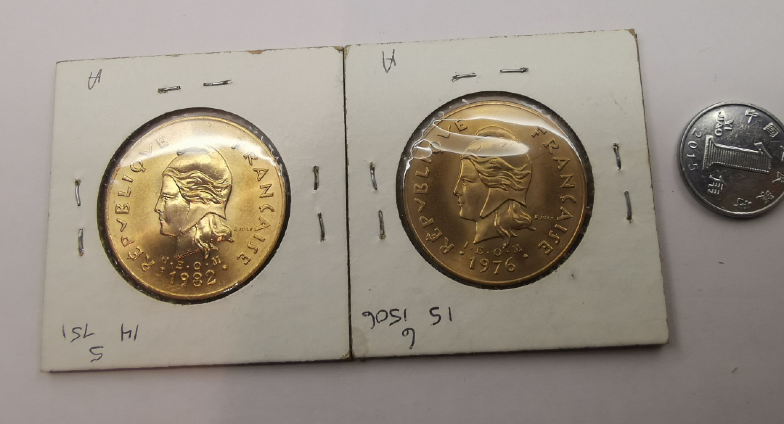 乐游外币-来自国外老藏家的散币 1982法属波利尼西亚-1976法属新喀里多尼亚-100法郎UNC一对
