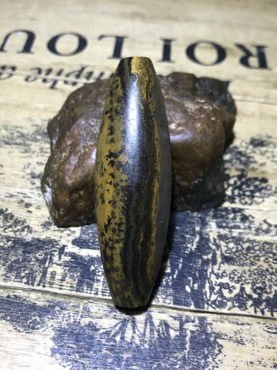 精美天然罕见鱼籽纹加冰飘亚光九眼页岩大天珠一颗，