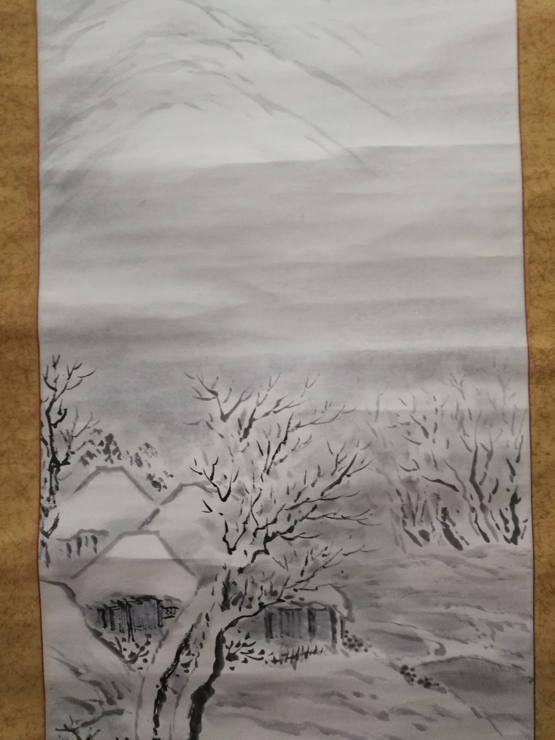 包老包真早年国外回流国画之雪景老立轴！规格尺寸：全长约198厘米，画心136厘米X34厘米。品相描述：纸木，硬木轴
