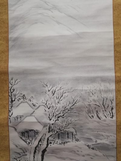 包老包真早年国外回流国画之雪景老立轴！规格尺寸：全长约198厘米，画心136厘米X34厘米。品相描述：纸木，硬木轴