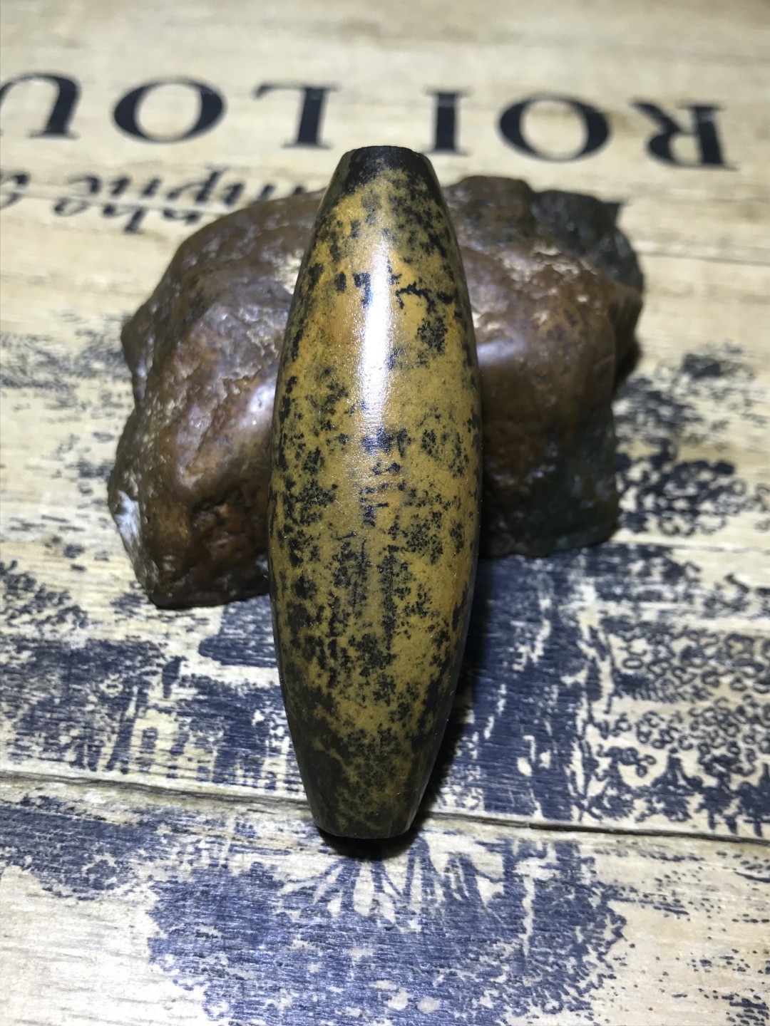 精美天然罕见鱼籽纹加冰飘亚光九眼页岩大天珠一颗，