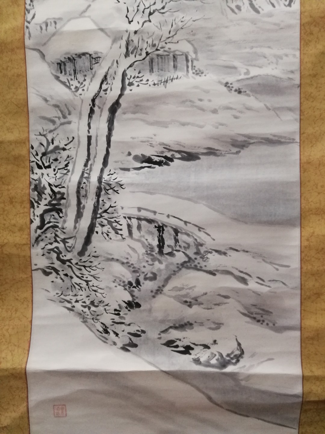 包老包真早年国外回流国画之雪景老立轴！规格尺寸：全长约198厘米，画心136厘米X34厘米。品相描述：纸木，硬木轴