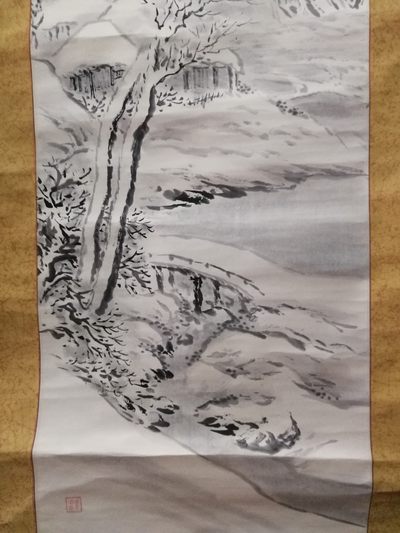 包老包真早年国外回流国画之雪景老立轴！规格尺寸：全长约198厘米，画心136厘米X34厘米。品相描述：纸木，硬木轴
