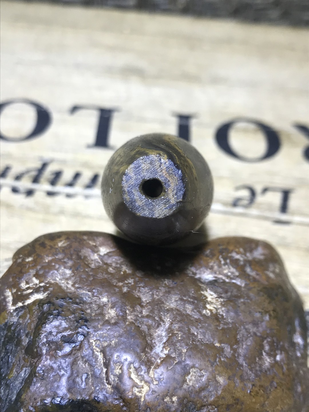 精美天然罕见鱼籽纹加冰飘亚光九眼页岩大天珠一颗，