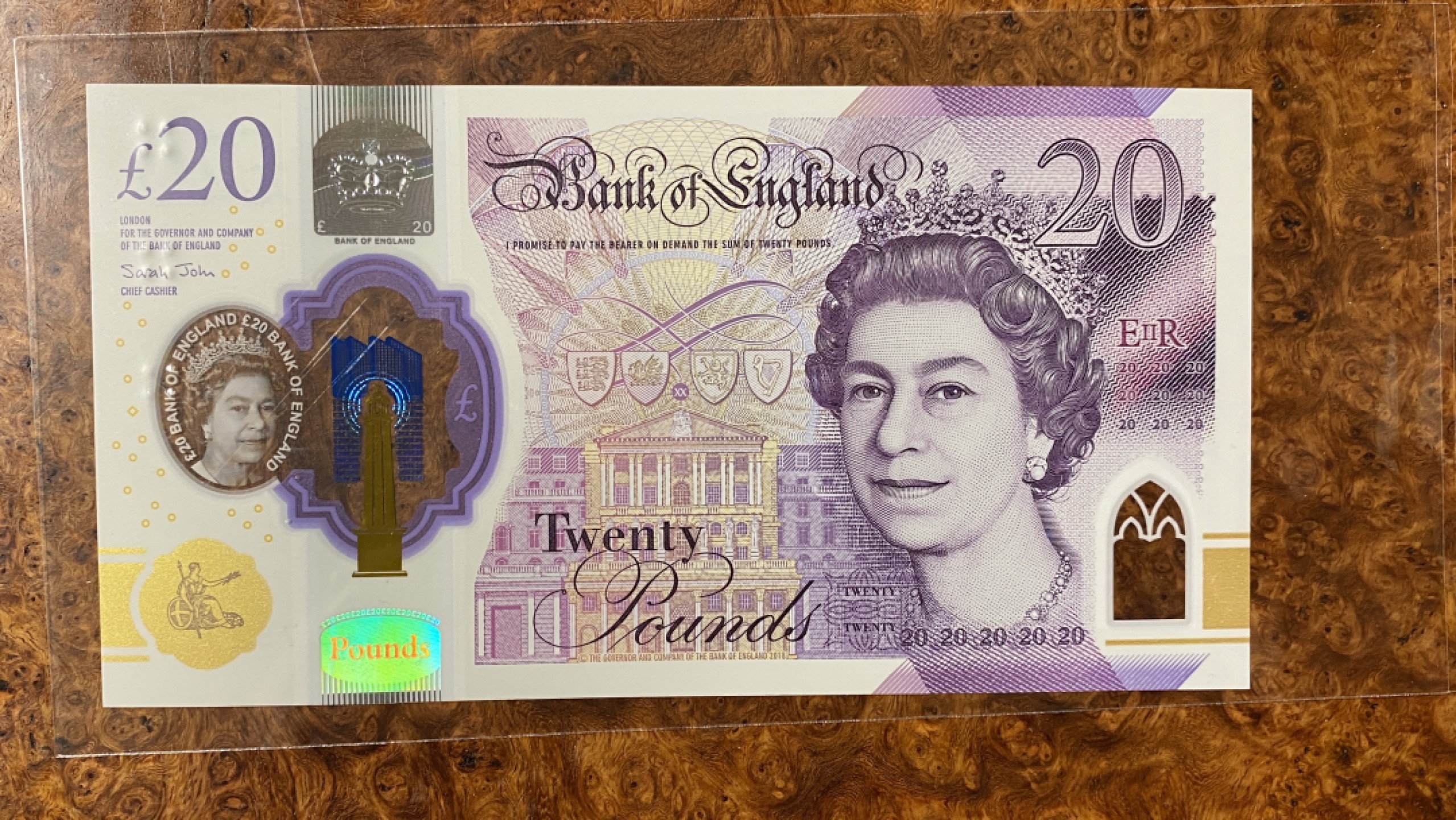 Chase Auction（得物拍卖）第5期 - - 中外纸币、硬币联拍 英国塑料钞20镑，UNC，窗口有划痕！正面为英国女王伊丽莎白二世，背面为英国浪漫主义风景画家威廉·透纳的自画像。