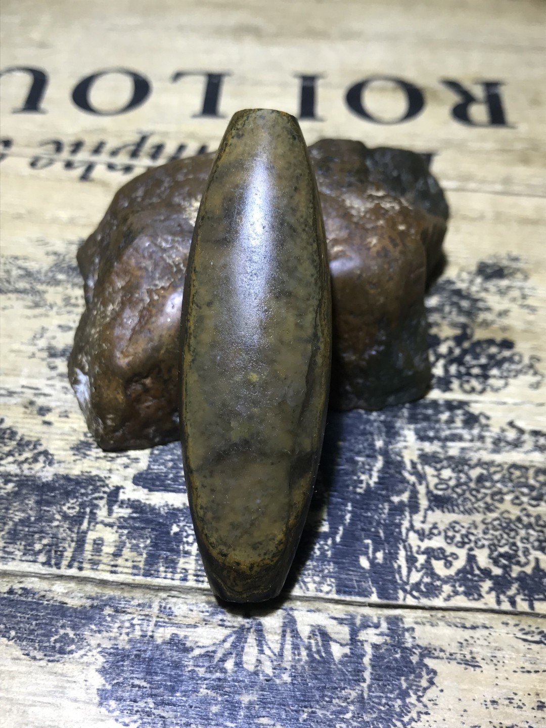 精美天然罕见鱼籽纹加冰飘亚光九眼页岩大天珠一颗，