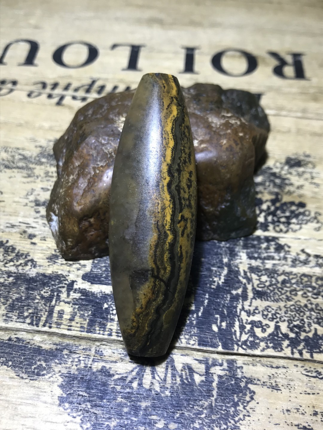 精美天然罕见鱼籽纹加冰飘亚光九眼页岩大天珠一颗，