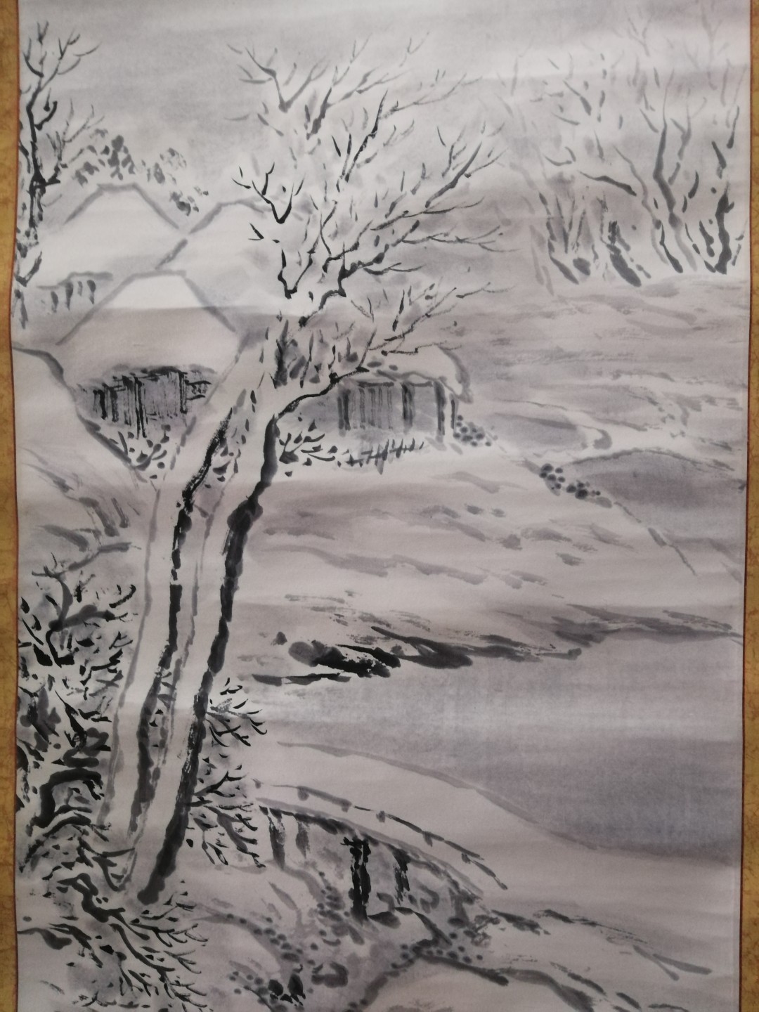 包老包真早年国外回流国画之雪景老立轴！规格尺寸：全长约198厘米，画心136厘米X34厘米。品相描述：纸木，硬木轴