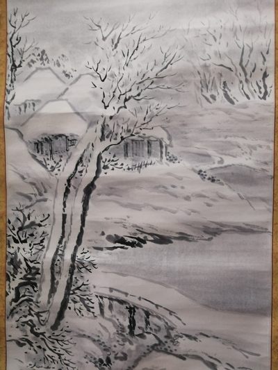 包老包真早年国外回流国画之雪景老立轴！规格尺寸：全长约198厘米，画心136厘米X34厘米。品相描述：纸木，硬木轴
