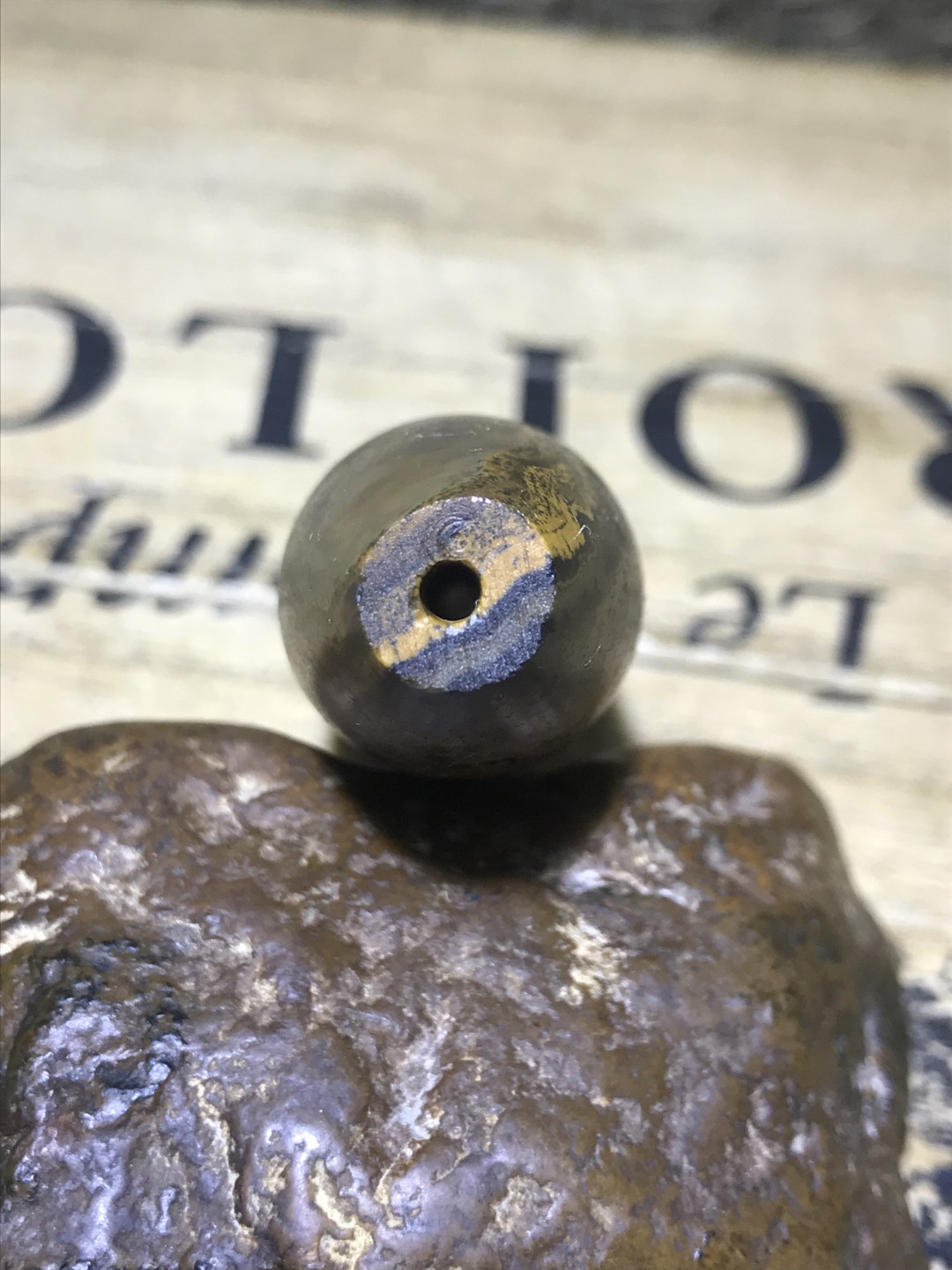 精美天然罕见鱼籽纹加冰飘亚光九眼页岩大天珠一颗，