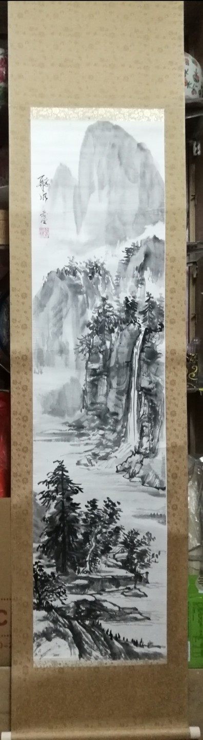 包老包真早年国外回流国画之水墨山水图老立轴！规格尺寸：全长约188厘米，画心136厘米X34厘米。品相描述：纸本，两硬木轴头都在，