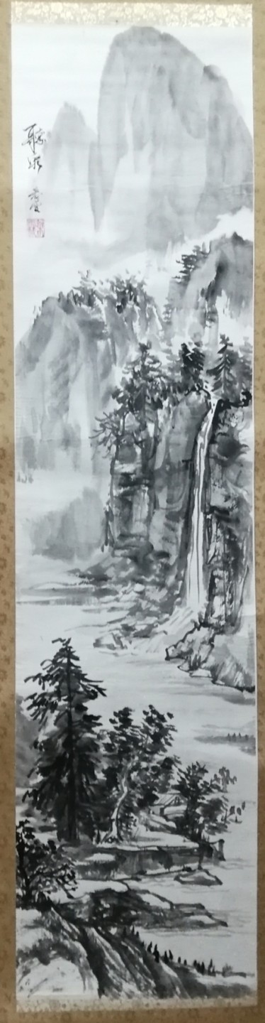 包老包真早年国外回流国画之水墨山水图老立轴！规格尺寸：全长约188厘米，画心136厘米X34厘米。品相描述：纸本，两硬木轴头都在，