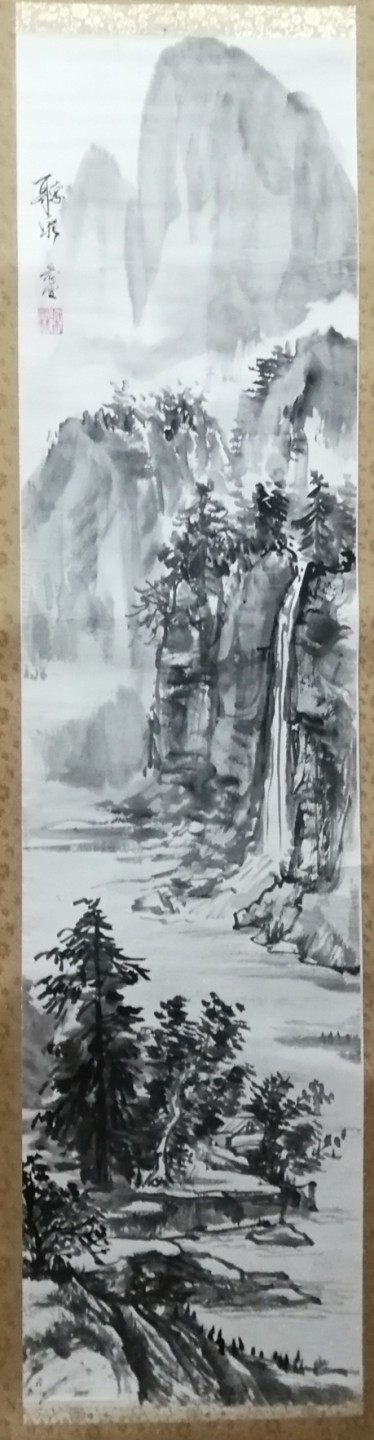 包老包真早年国外回流国画之水墨山水图老立轴！规格尺寸：全长约188厘米，画心136厘米X34厘米。品相描述：纸本，两硬木轴头都在，