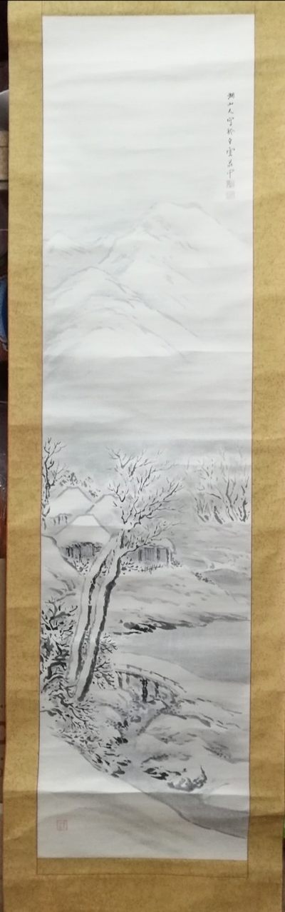 包老包真早年国外回流国画之雪景老立轴！规格尺寸：全长约198厘米，画心136厘米X34厘米。品相描述：纸木，硬木轴