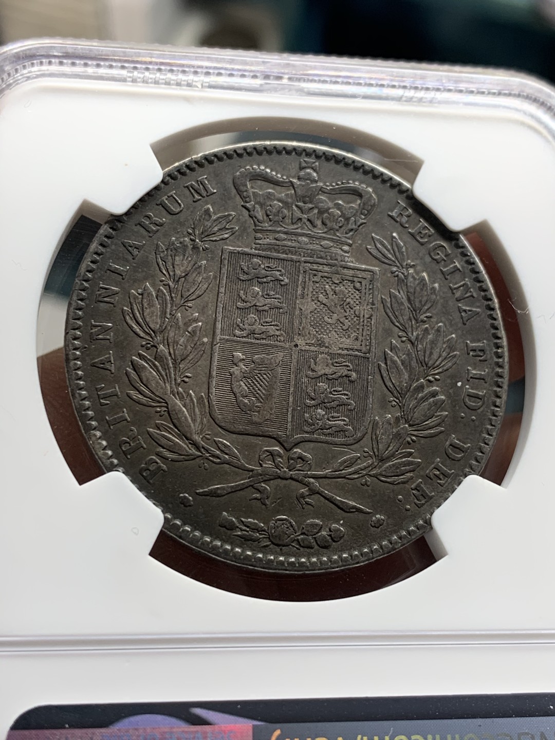 《竞宝斋》第43场-本周日，周一2场连拍（全场顺丰包邮） NGC 评级 英国 1844年 年轻版 维多利亚女王 克朗大银币 炭黑包浆 细节优秀