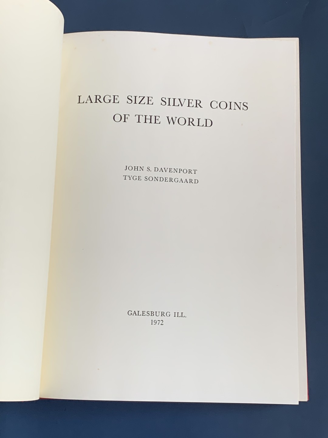 《竞宝斋》第43场-本周日，周一2场连拍（全场顺丰包邮） 精装本 达文波特 世界大规格 银币目录 囊括各国2泰勒到16泰勒超大规格银币，精装杂志大小 既是目录本身也是收藏品