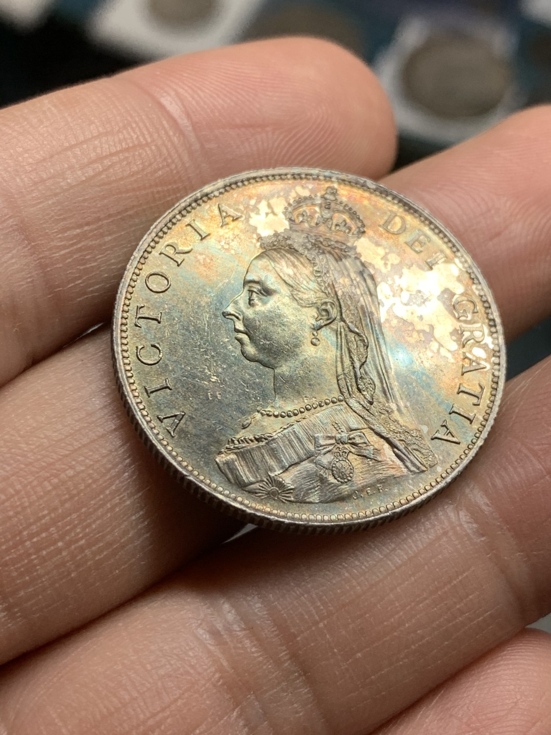 《竞宝斋》第43场-本周日，周一2场连拍（全场顺丰包邮） UNC级好品   英国 1887年 2先令 维多利亚 银币  UNC细节 淡彩包浆