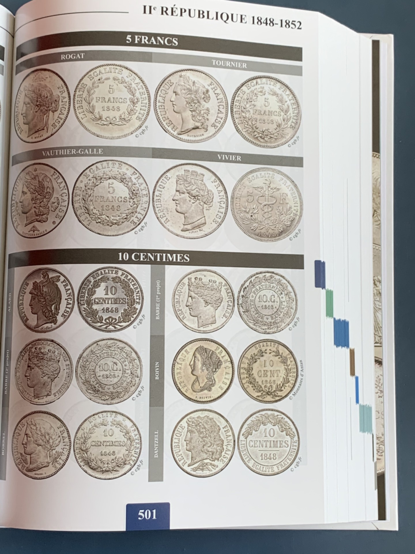 《竞宝斋》第43场-本周日，周一2场连拍（全场顺丰包邮） 精装本 法国2019钱币目录 从造币工艺，雕刻师，标识标志，细分版别都有详尽的分类 厚达1126页！可谓是法币的百科全书，难得