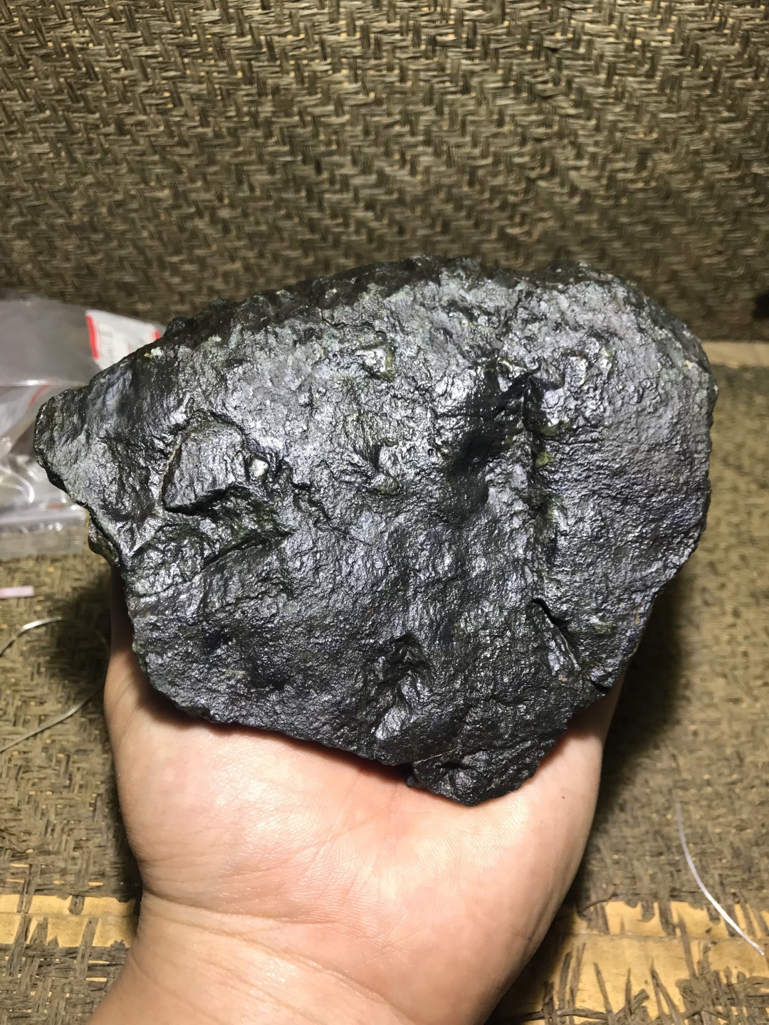 仅此一块！新疆戈壁滩稀有碳质球粒原石，