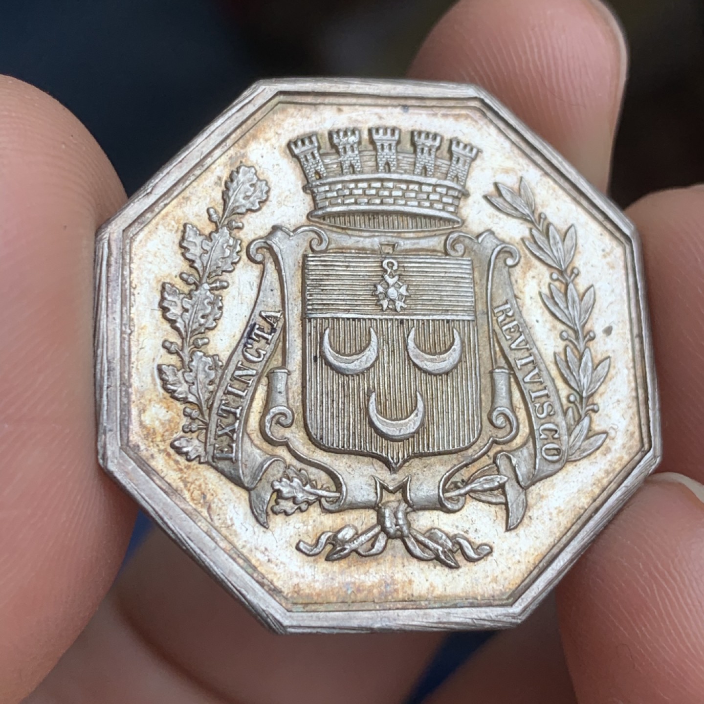 《竞宝斋》第43场-本周日，周一2场连拍（全场顺丰包邮） 法国   公证人 八角银质代币 12.4克 32.4mm  丰饶角 银标