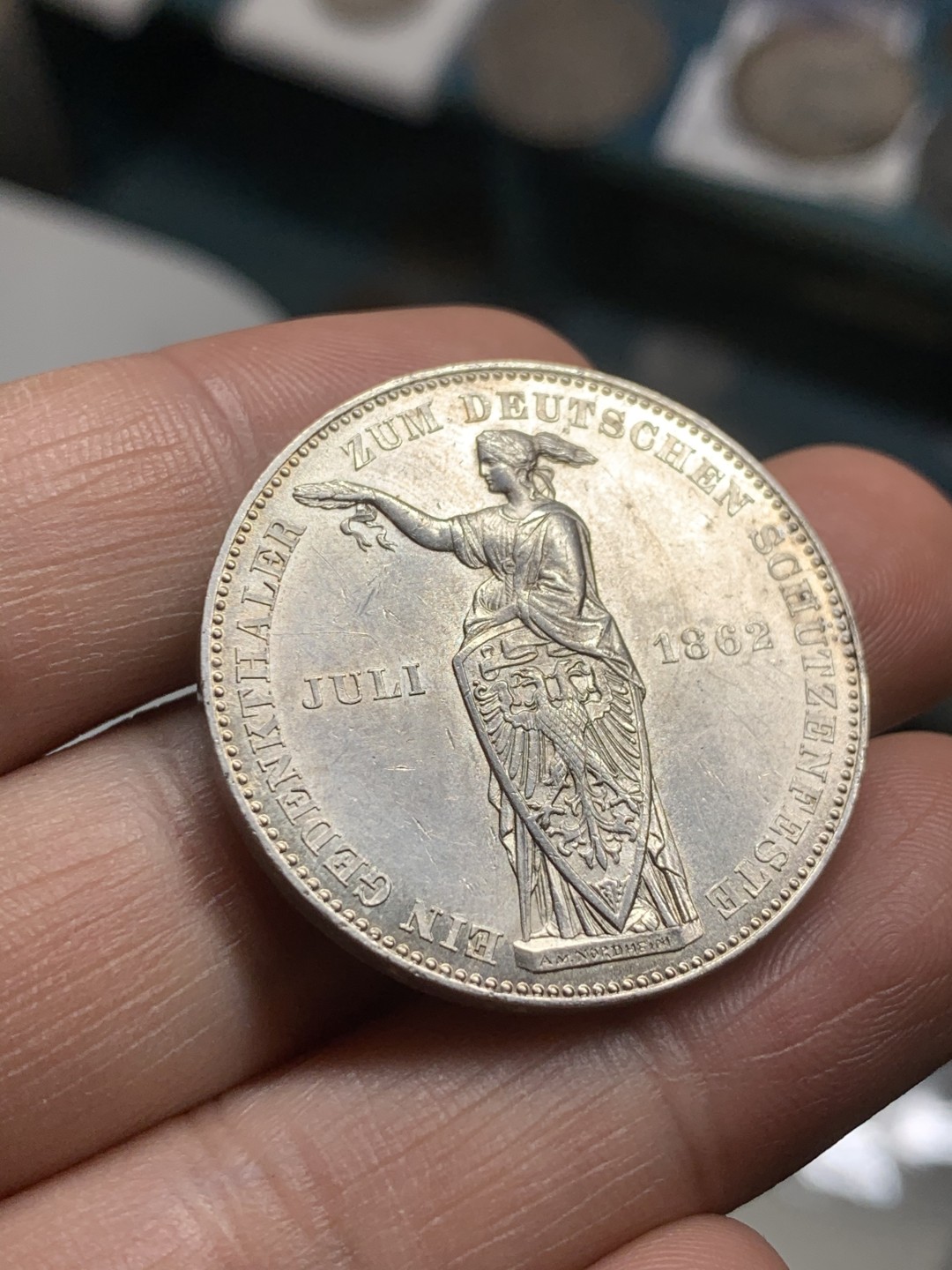 《竞宝斋》第43场-本周日，周一2场连拍（全场顺丰包邮） 好品好细节   德国 1862年 1泰勒 法兰克福射击女神 银币 光感十足
