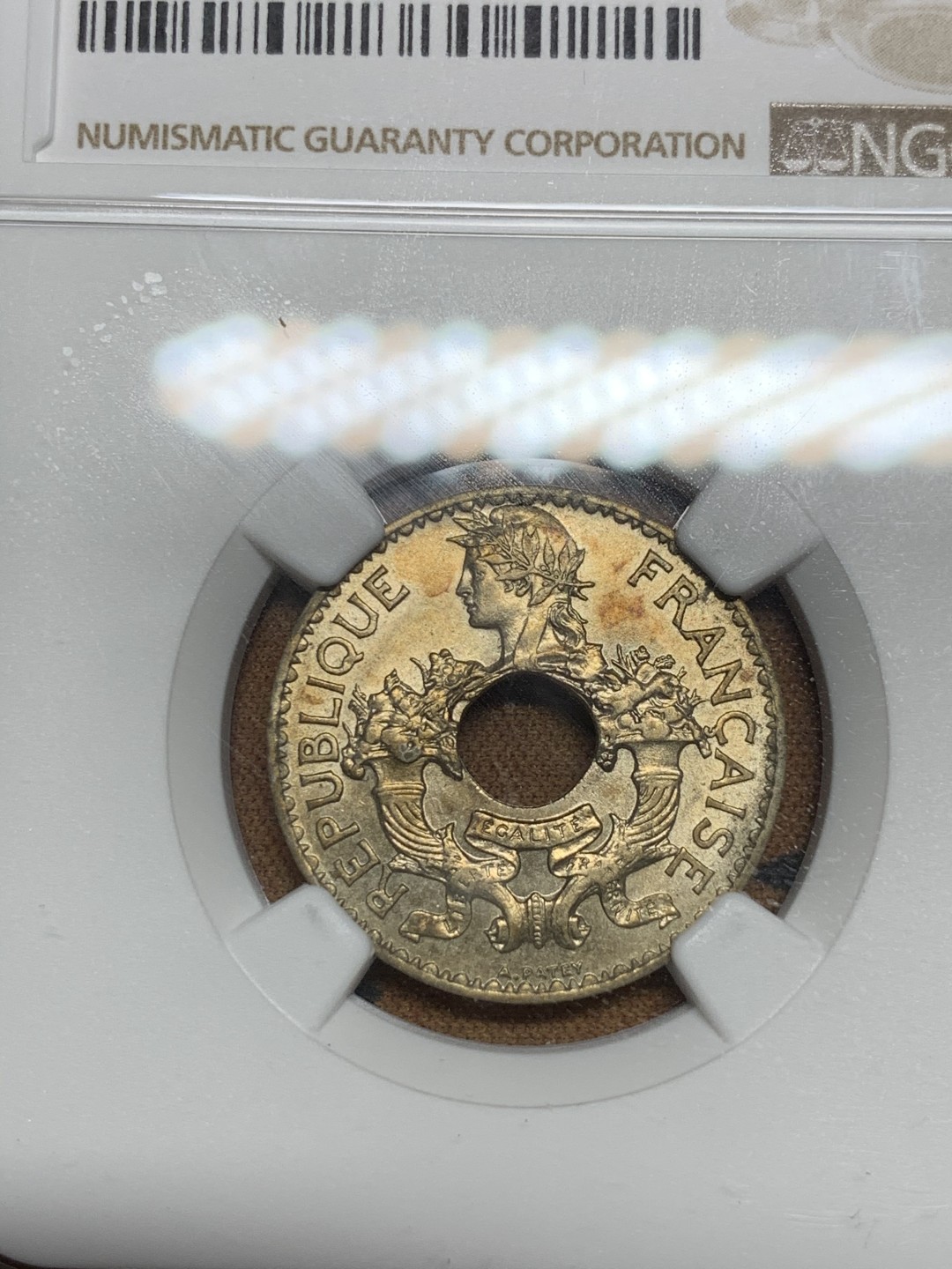 《竞宝斋》第43场-本周日，周一2场连拍（全场顺丰包邮） NGC-MS62 1938年法属印支5分镍币 极美黄油光