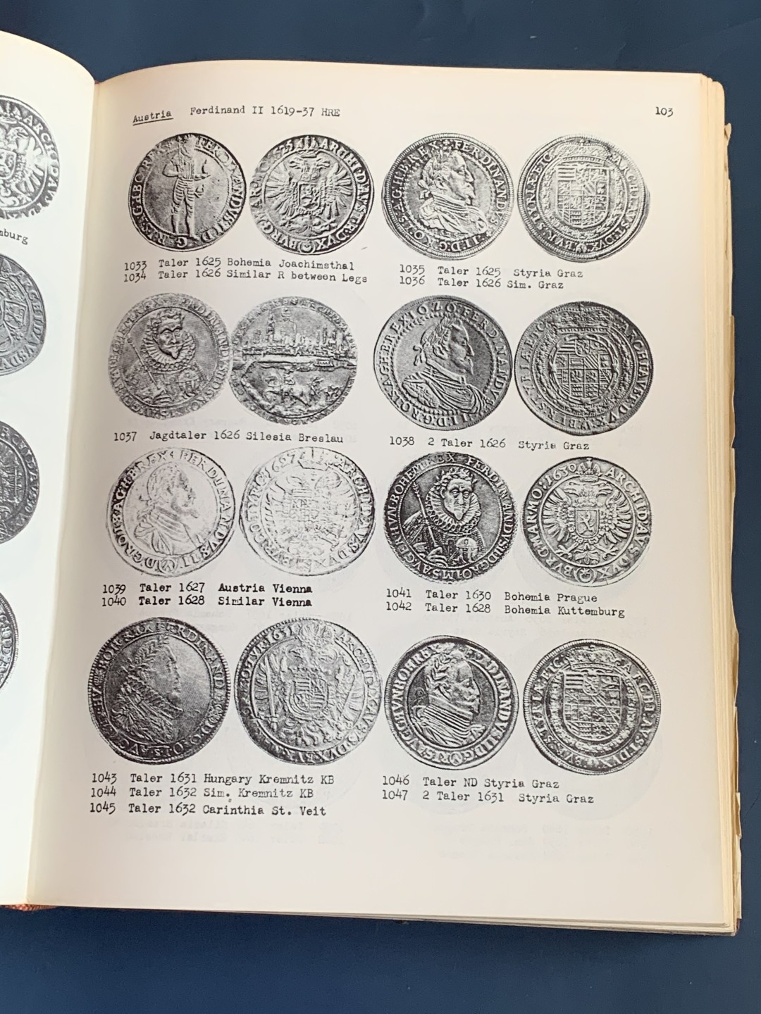 《竞宝斋》第43场-本周日，周一2场连拍（全场顺丰包邮） 世界主币银元目录 从1477-1877年 巴赫特尔 1975年精装本 很大很厚 近乎1比1的比例展现 厚达630页 杂志大小