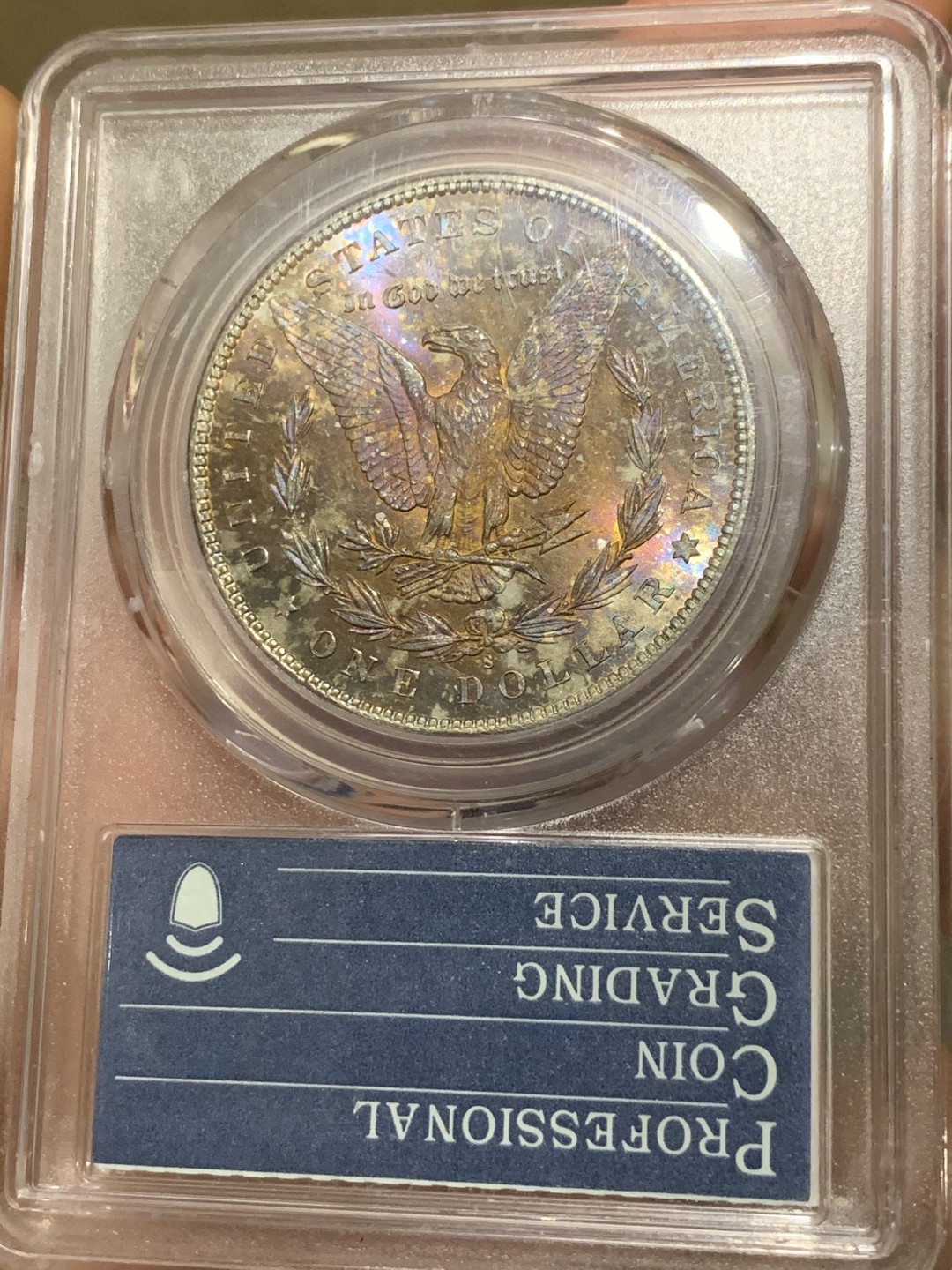 《竞宝斋》第43场-本周日，周一2场连拍（全场顺丰包邮） PCGS-MS65 1879年美国摩根银币 无敌艳丽的紫彩 真正的紫罗兰彩，比起那些浮在表面一层后养的所谓紫彩漂亮多了，光度和打制的细节都很好