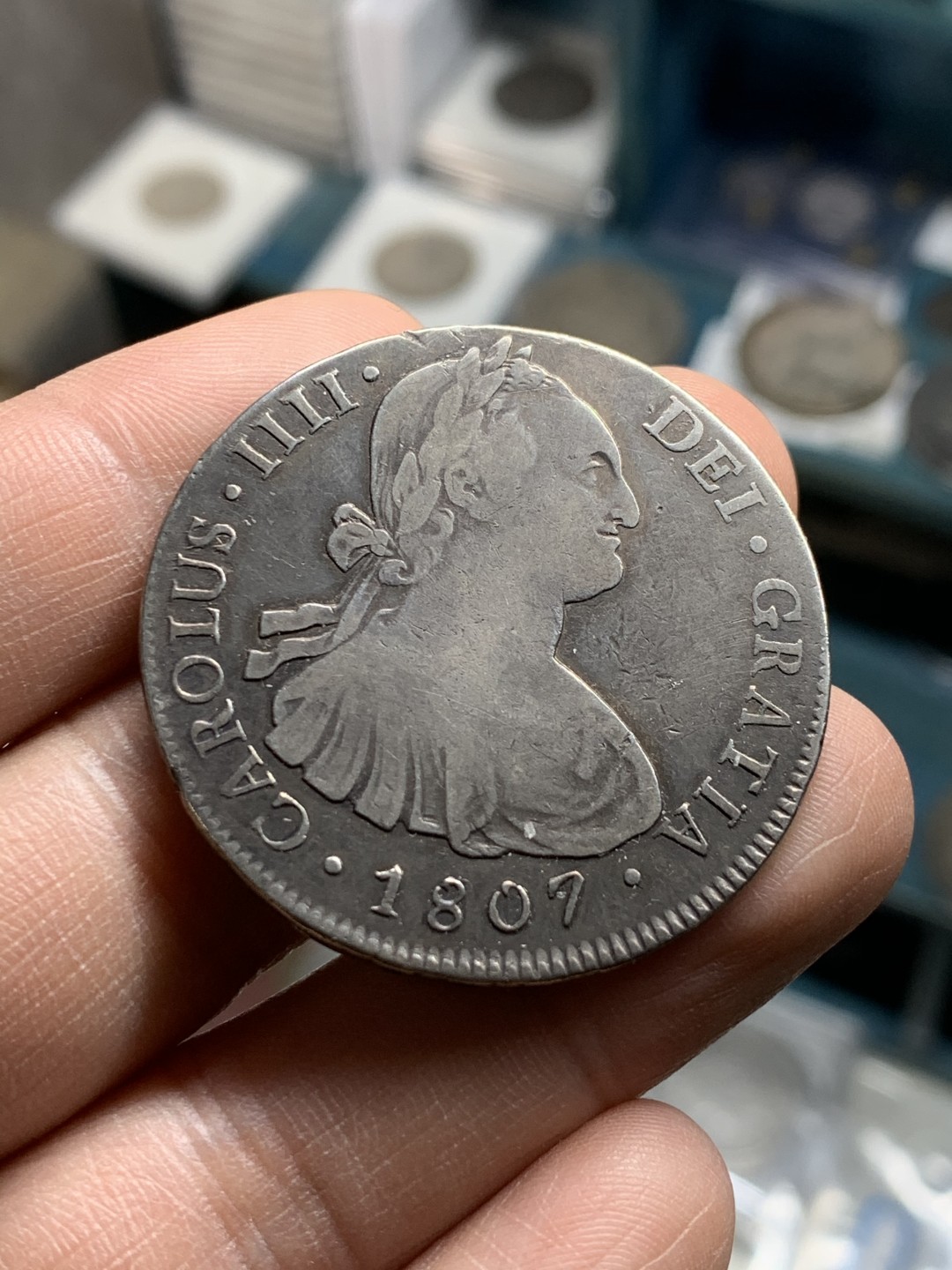 《竞宝斋》第43场-本周日，周一2场连拍（全场顺丰包邮） 原味 细节 玻利维亚 1807年 卡四 8R 双柱大银币 带彩深打