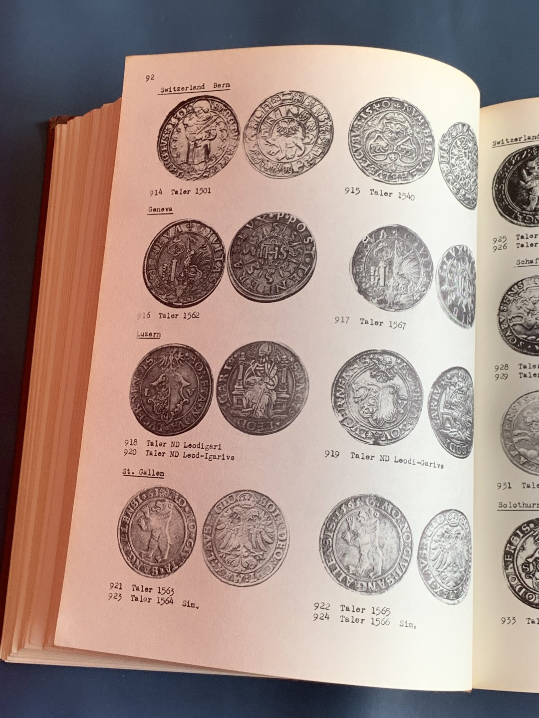 《竞宝斋》第43场-本周日，周一2场连拍（全场顺丰包邮） 世界主币银元目录 从1477-1877年 巴赫特尔 1975年精装本 很大很厚 近乎1比1的比例展现 厚达630页 杂志大小