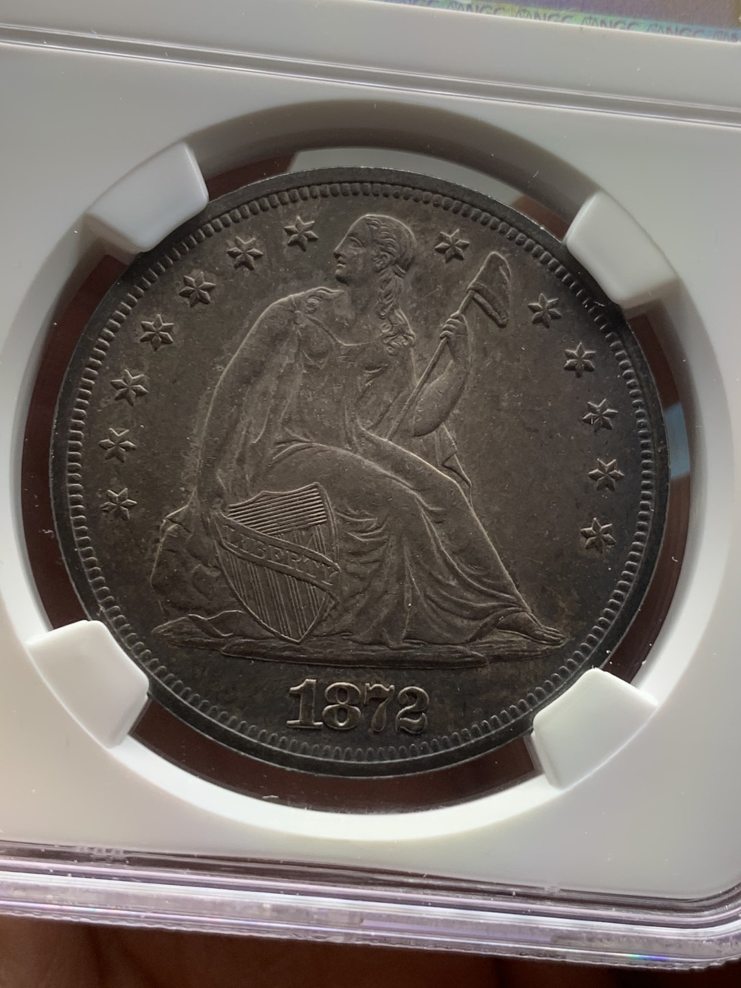 《竞宝斋》第43场-本周日，周一2场连拍（全场顺丰包邮） NGC-MS62 稀少五彩炭黑包浆 美国 1872年 拿旗坐人 1美元 大银币 难得一遇之状态