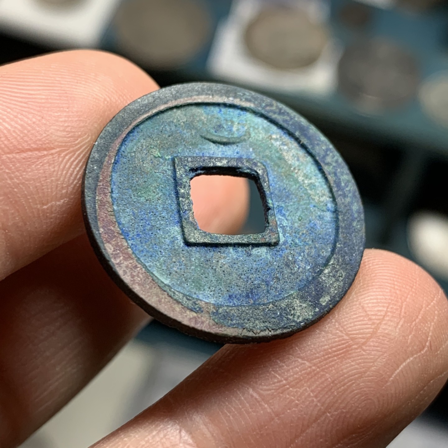 《竞宝斋》第43场-本周日，周一2场连拍（全场顺丰包邮） 开元通宝 少见背月版本 真正的直边未流通字口好 爆蓝带点绿