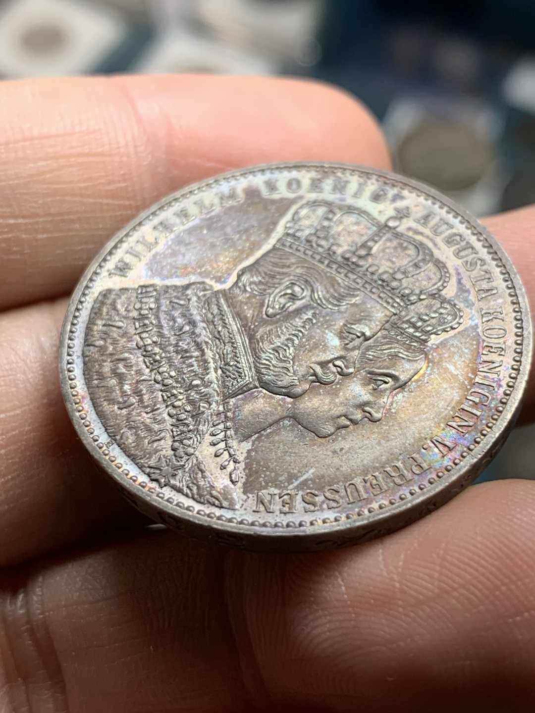 《竞宝斋》第43场-本周日，周一2场连拍（全场顺丰包邮） UNC级好品   德国 1861年 1泰勒 普鲁士加冕毛衣泰勒 银币 紫罗兰包浆 unc细节