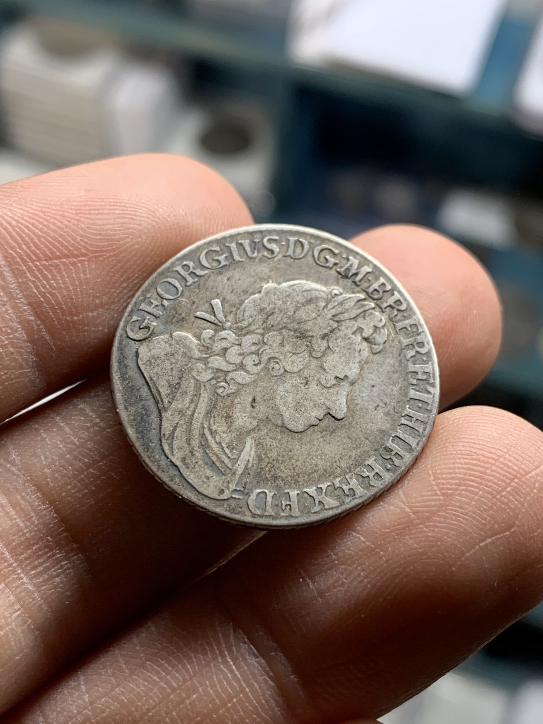 《竞宝斋》第43场-本周日，周一2场连拍（全场顺丰包邮） 稀少原味 英国 1723 乔治一世 SSC版 先令银币 特色斜边齿